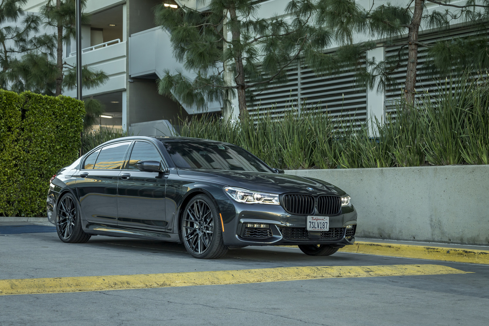 BMW 7-Series Wrapped in V-FF 107 Wheels (1)